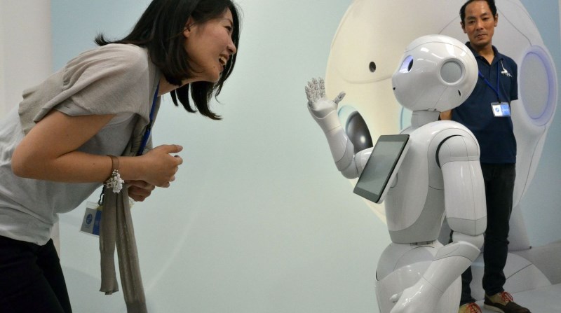 le-robot-pepper-du-groupe-softbank-est-presente-le-28-juin-2014-et-discute-avec-une-visiteuse-lors-d-une-exposition-a-tokyo_4970775.jpg