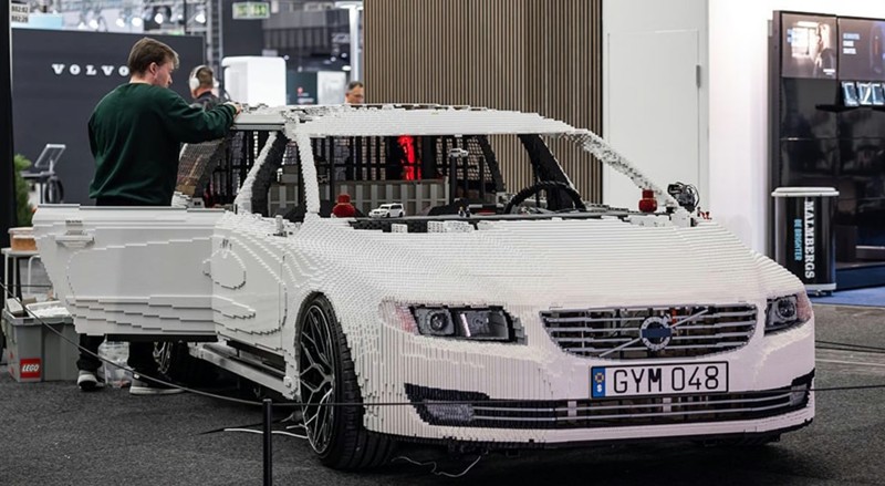 Korben - Une voiture LEGO grandeur nature, une une Volvo V70 et elle roule