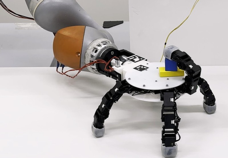 EPFL - Une main robotisée réversible et amovible redéfinit la dextérité
