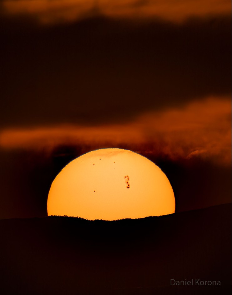 APOD - Active Sunspot Region 4366 Crosses the Sun
