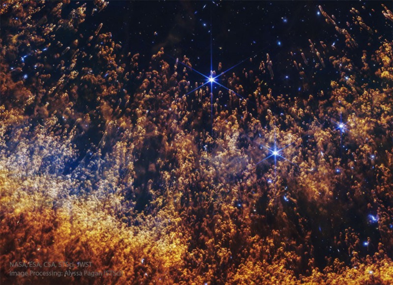 APOD - Curious Cometary Knots in the Helix Nebula