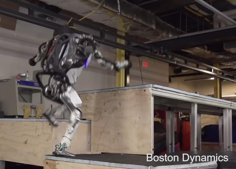 BostonDynamics - Atlas s'essaye au Parkour.jpg