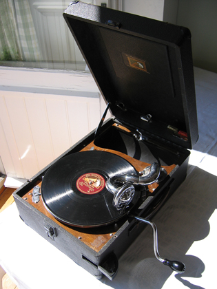 Portable_78_rpm_record_player.jpg