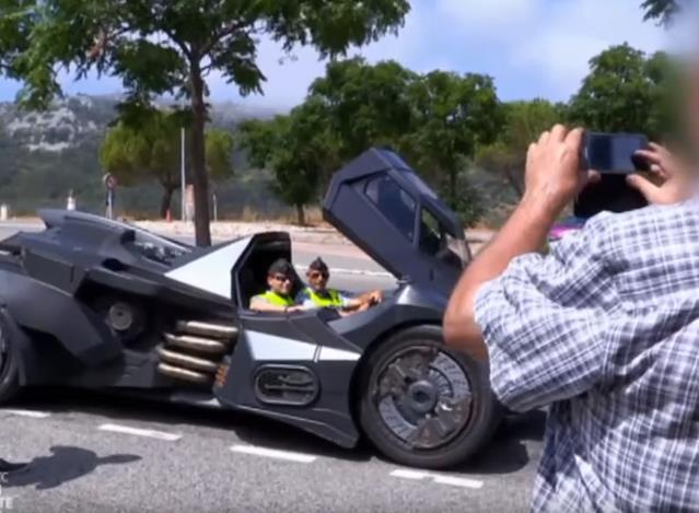 Quand des Gendarmes tombent sur une Batmobile.jpg