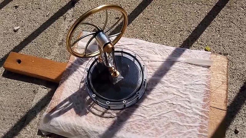 Solar_Stirling_Engine.ogv.jpg