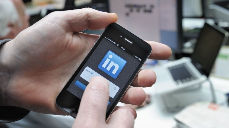 emploi-linkedin-mobile-reseaux-sociaux_5125710.jpg