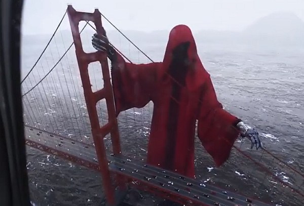 geeksaresexy.net creepy-giant-grim-reaper-holds-on-to-san-franciscos-golden-gate-bridge.jpg