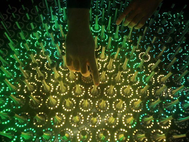 makezine.com watch-the-mesmerizing-led-undulations-of-the-quantum-garden.jpg