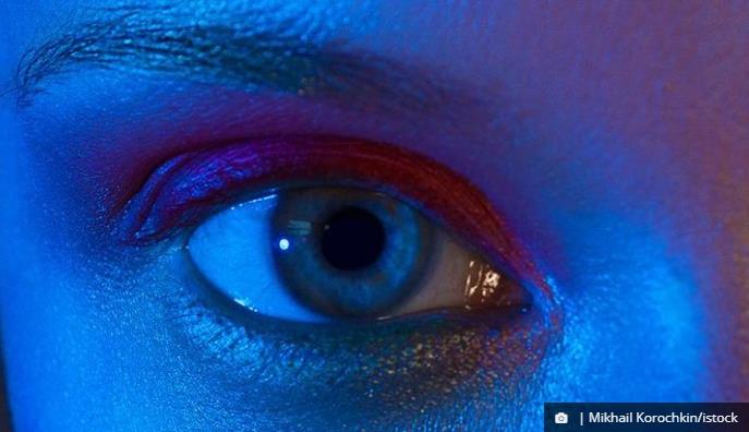 trustmyscience.com pourquoi-la-lumiere-bleue-endommage-les-yeux.jpg