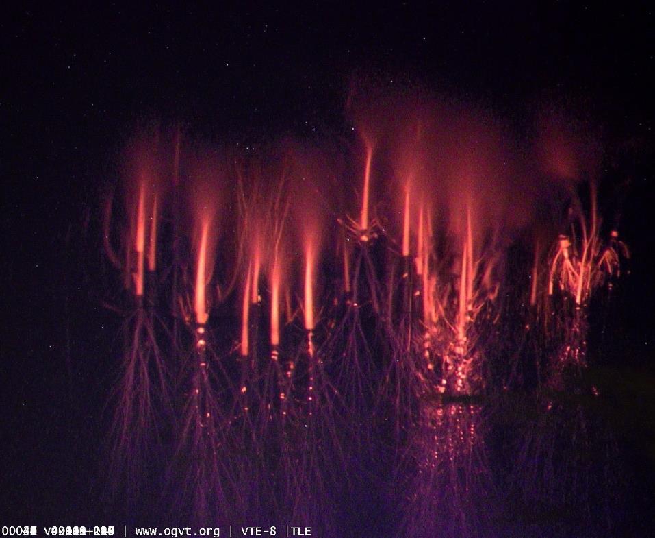 twitter.com Stunning red sprite lightning above thunderstorms in north Italy.jpg