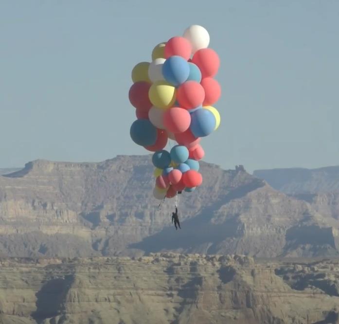 youtube.com Ascension de David Blaine - en 52 ballons.jpg