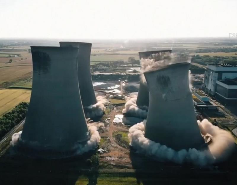 youtube.com NBC News - Controlled Demolition Of U.K. Power Station Towers - la démolition c'est hypnotique.jpg
