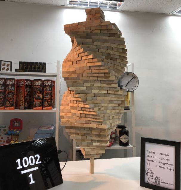 youtube.com Putting 1002 pieces of Jenga on 1 (WR) (1k sub celebration video).jpg